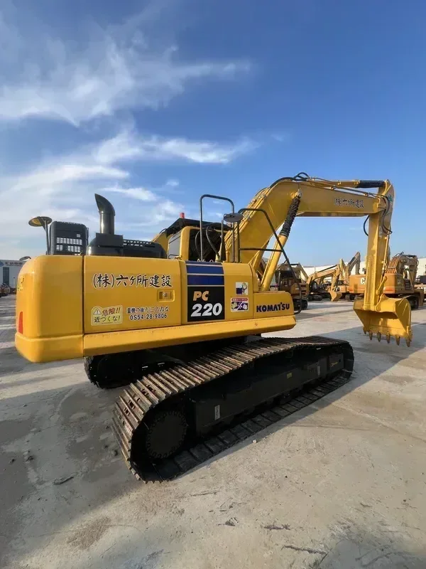 Komatsu PC220-8