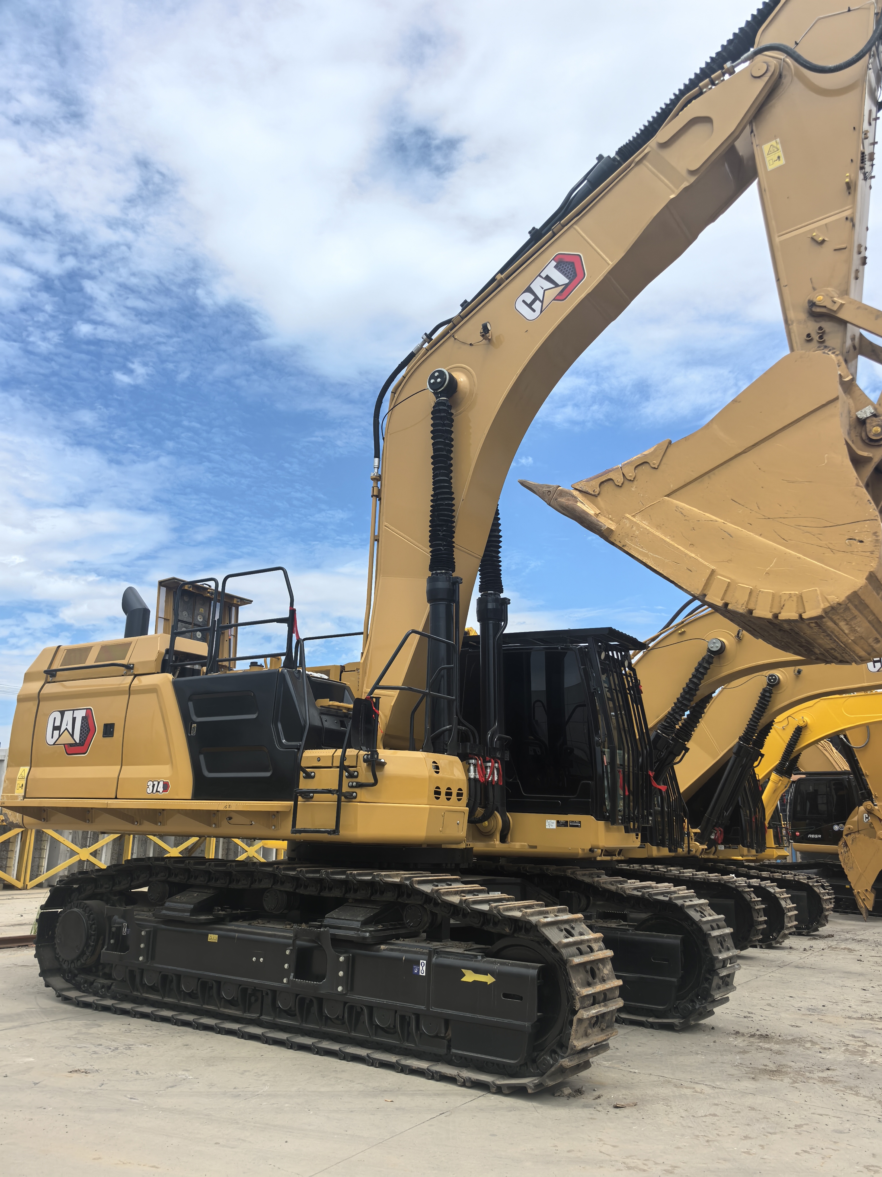 CAT 374 Excavator
